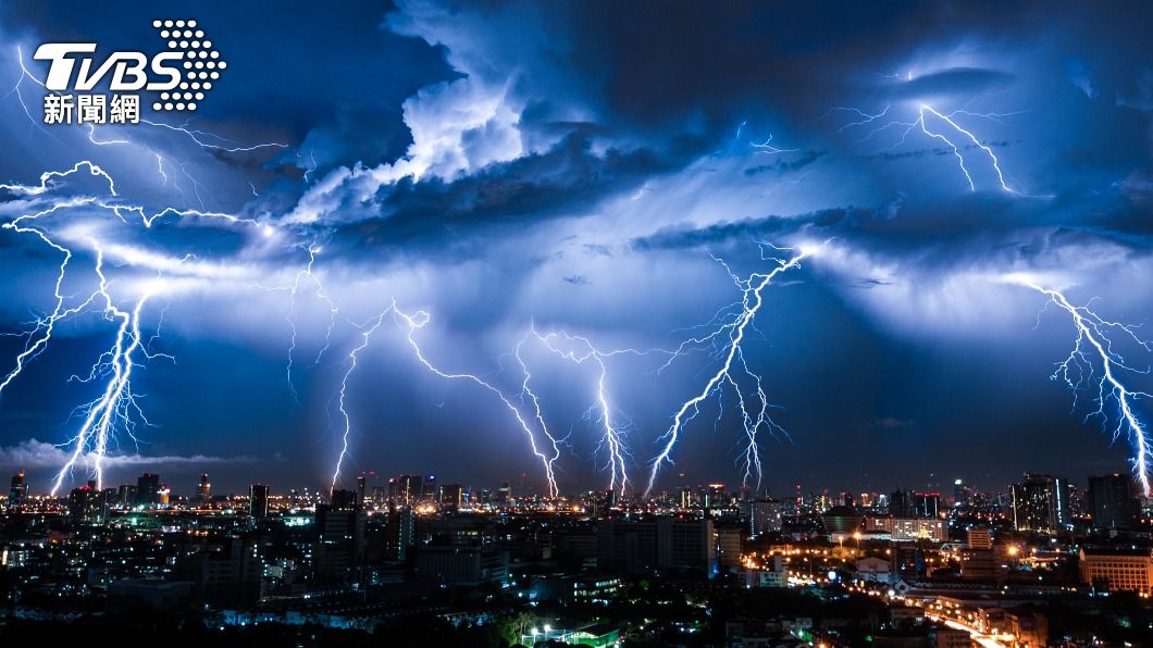 香港在上月底發布暴雷警告被測到1小時內閃電打雷超過3千次。（示意圖／shutterstock達志影像）