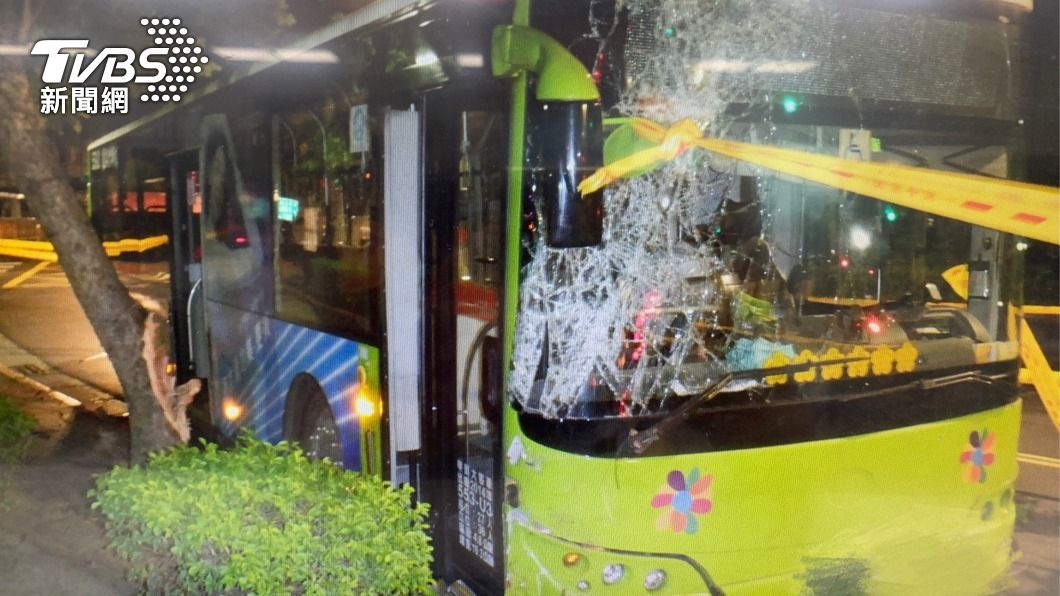 公車自撞路樹，擋風玻璃碎成蜘蛛網狀。（圖／TVBS）
