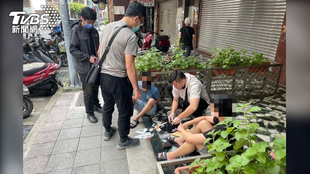 警方事後循線逮捕涉嫌開毒趴擾民的2名男子。（圖／TVBS）