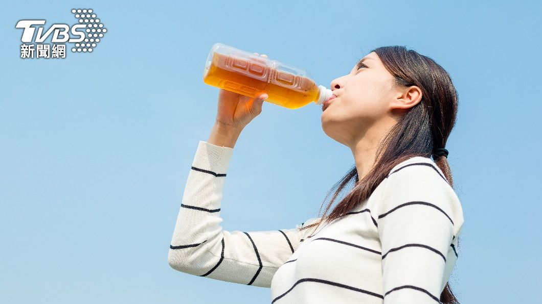 夏天不少人愛喝青草茶消暑。（示意圖／shutterstock達志影像）