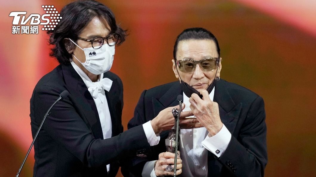 謝賢（右）在上台領獎時被發現有嘴歪症狀。（圖／達志影像美聯社）