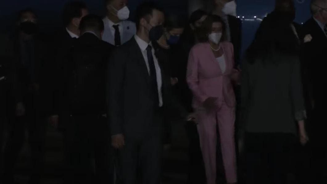 美國聯邦眾議院議長裴洛西（Nancy Pelosi）今（2）日晚間10時46分，搭乘有美國國旗的專機抵達台北松山機場。（圖/外交部提供）