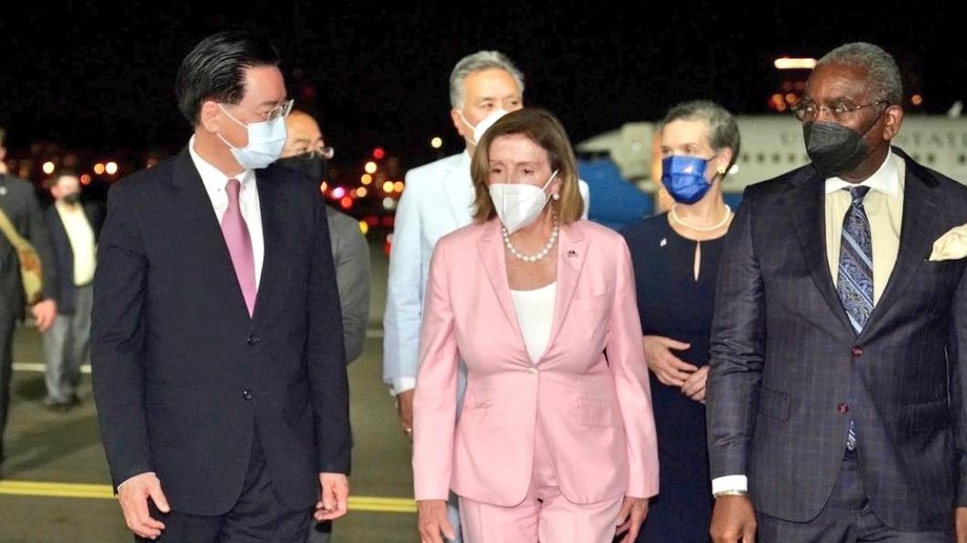 美國眾議院議長裴洛西（Nancy Pelosi）昨（2日）晚間抵台，她身穿一套淺粉色西裝。（圖/外交部提供）
