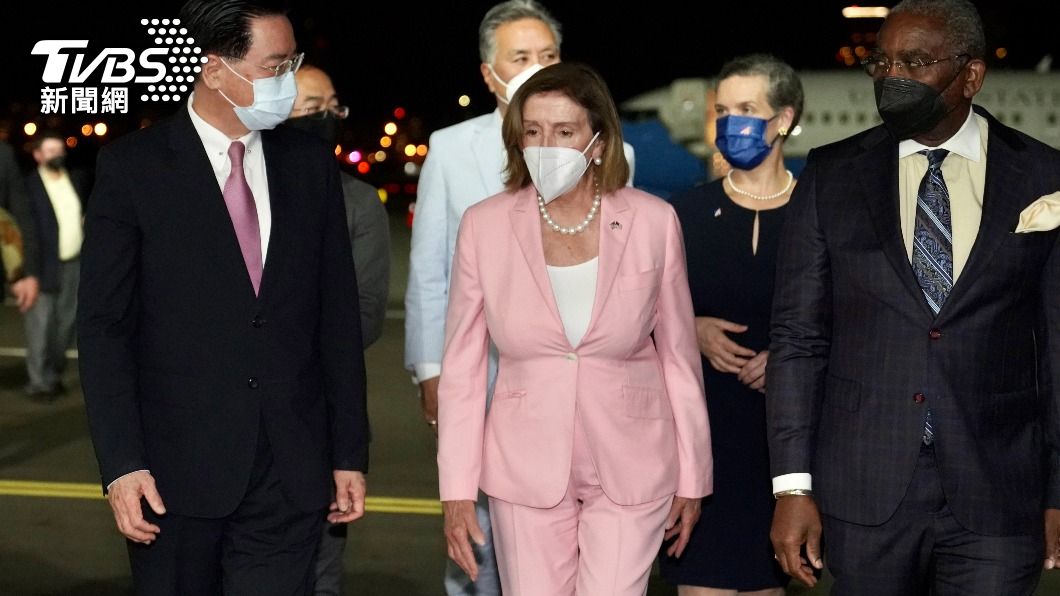 美國眾議院議長裴洛西（粉色衣著）2日晚間抵達松山機場。（圖/達志影像美聯社）