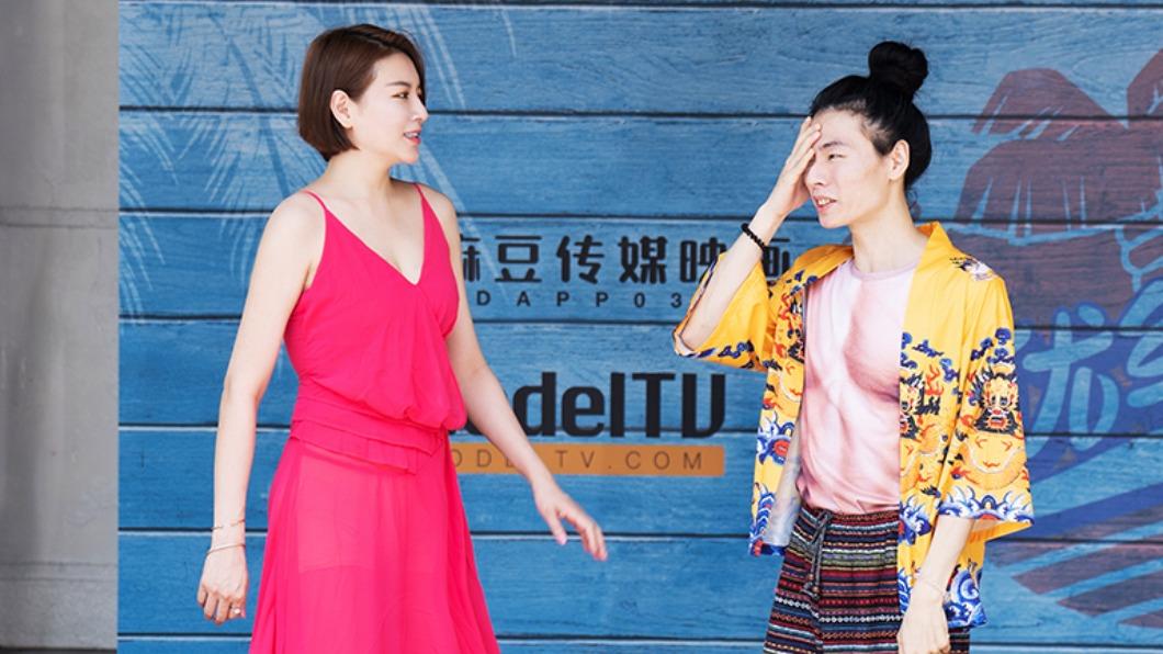 李妍瑾（左）教導瑋哥主持的秘訣。（圖／ModelTV提供）