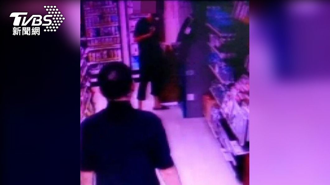 員警進到超商購物時，碰上男客人正在跟詐騙集團通電話。（圖／TVBS）