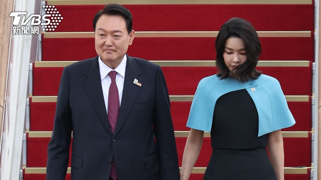南韓總統尹錫悅放假無法見裴洛西，昨日和愛妻一同觀賞舞台劇。（圖／歐新社達志影像）