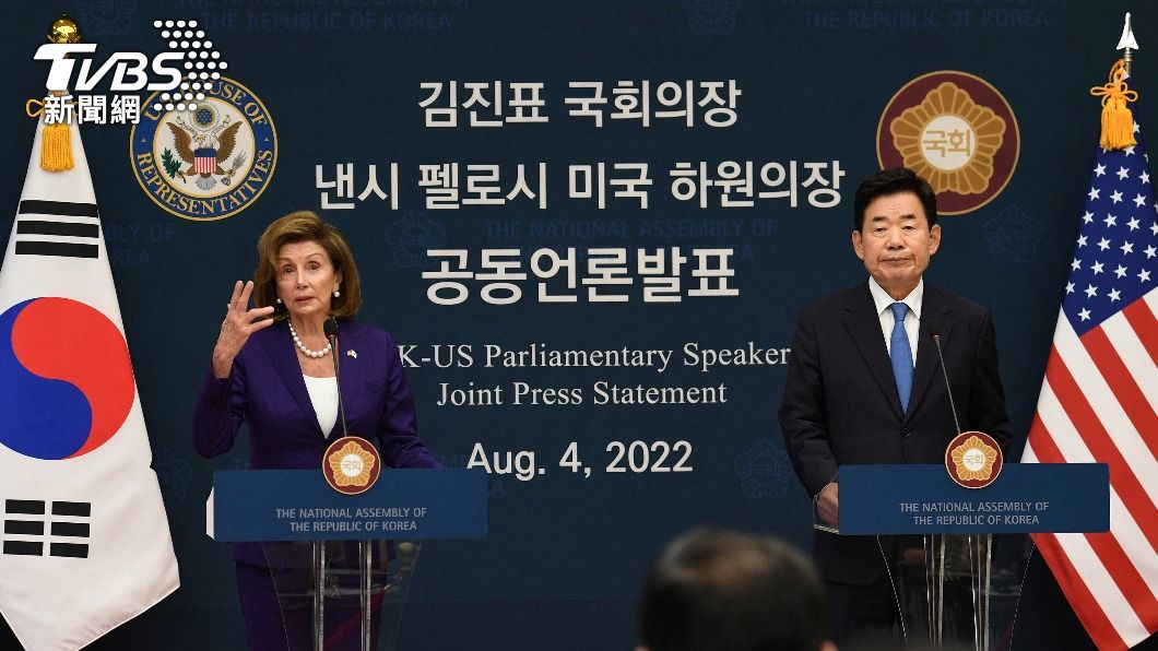 美國眾議院議長裴洛西（Nancy Pelosi）與南韓國會議長金振杓會後進行聯合發言。（圖／達志影像路透社）