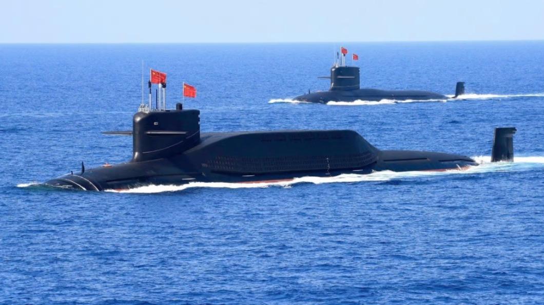 《環球時報》報導，解放軍此次演習加入了航母編隊與「核潛艇」。（圖／翻攝自推特）
