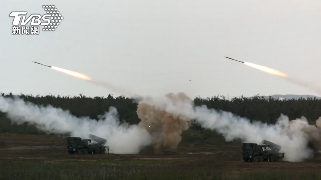 共軍從今日下午13時56分開始，朝台灣北部南部東部，以及離島周邊海域，發射11枚東風系列彈道飛彈。（圖／TVBS）