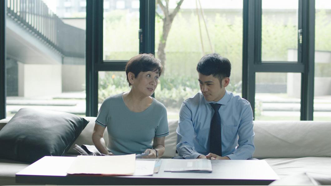 李淳拍攝《一家之主》身體不適NG不斷，香港影后鮑起靜高EQ支援，讚台灣團隊專業熱。（圖／Netflix提供）