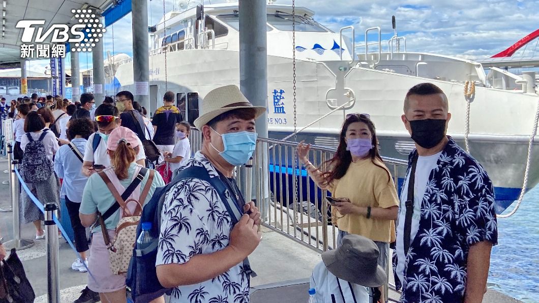 往返屏東離島小琉球的船班正常行駛，觀光人潮也未見減少。（圖／中央社）