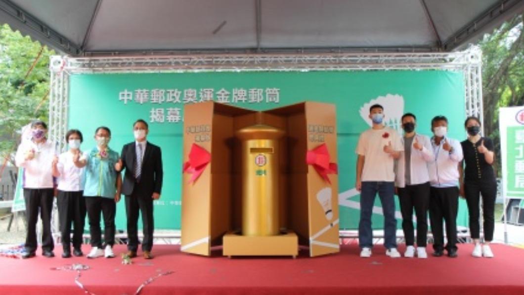 台灣第2座奧運金牌郵筒落腳北市大。（圖／中華郵政提供）