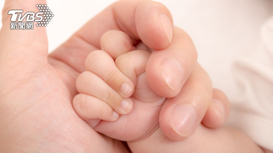國健署推出「爸爸孕產育兒衛教手冊」。（示意圖／shutterstock達志影像）