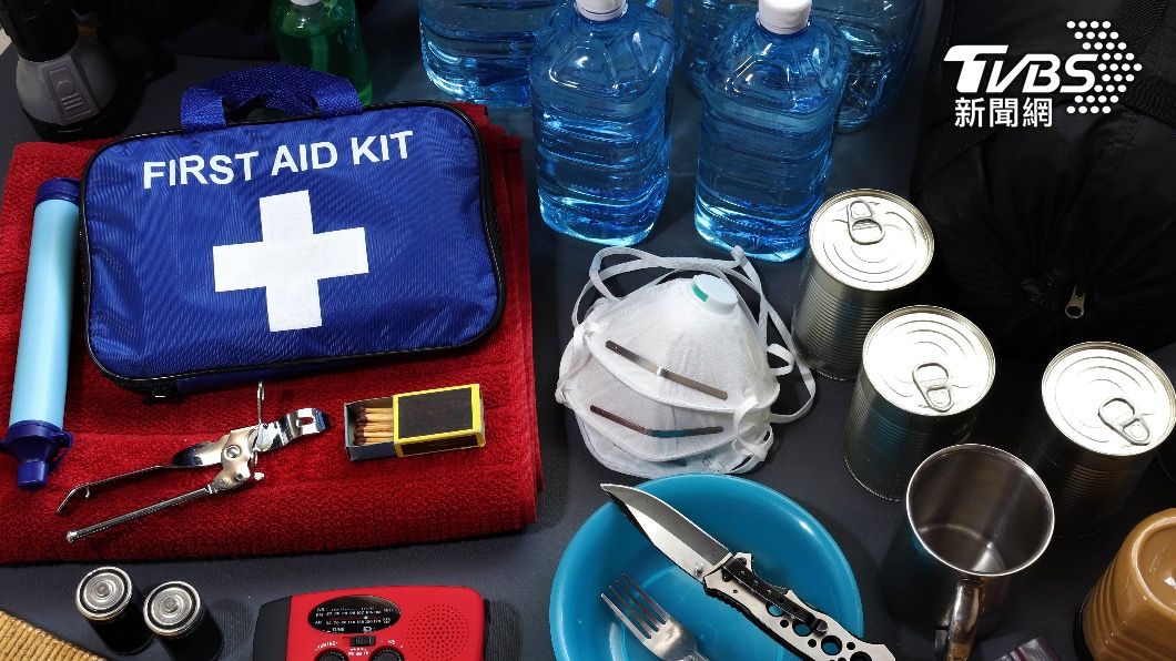 避難包內常見的物品為手電筒、醫藥包、哨子及乾糧等。（示意圖／shutterstock達志影像）