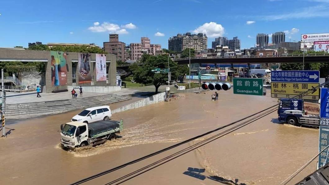 鶯歌文化路6日水管爆裂造成淹水。（圖／翻攝自我是鶯歌人臉書）