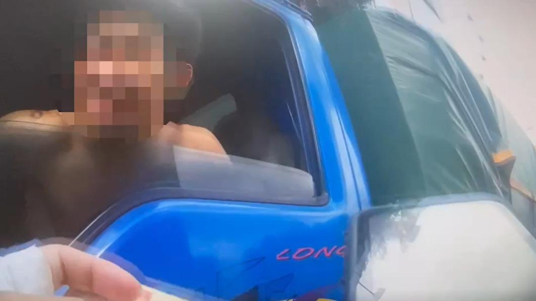 警方查出吳姓工人是名通緝犯，隨後又在車上找到毒品吸食器。（圖／TVBS）