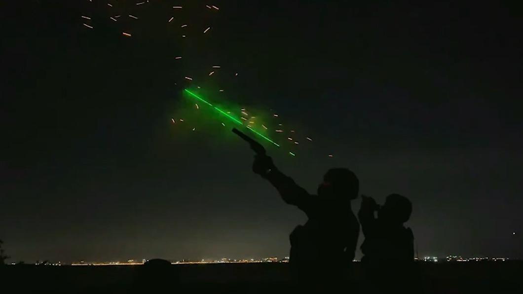 共軍無人機頻闖金門，國軍昨晚發現無人機後，對空發射信號彈驅離。（圖／金防部提供）