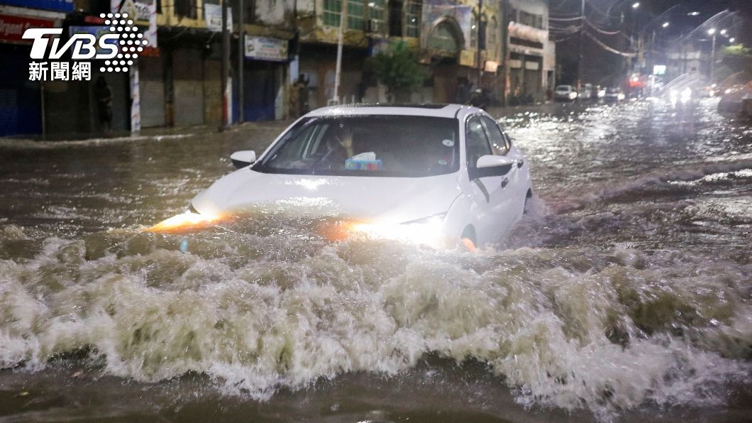 巴基斯坦過去一個月受到季風影響，破紀錄雨量引發嚴重洪災。（圖／達志影像路透社）