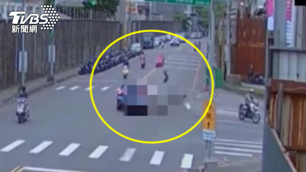 外送員騎車左轉，撞上對向直行車。（圖／TVBS）