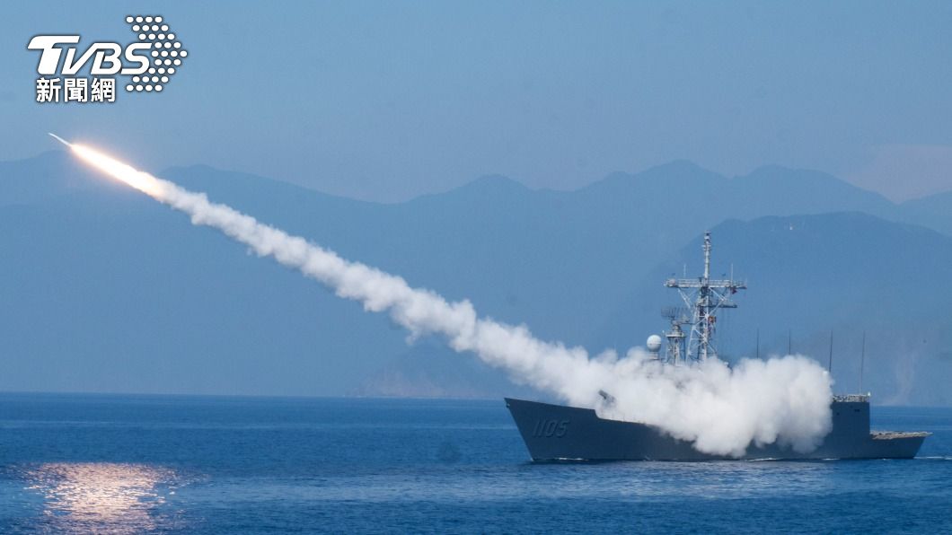 我國海軍成功級軍艦在漢光演習試射防空飛彈。（圖/達志影像美聯社）