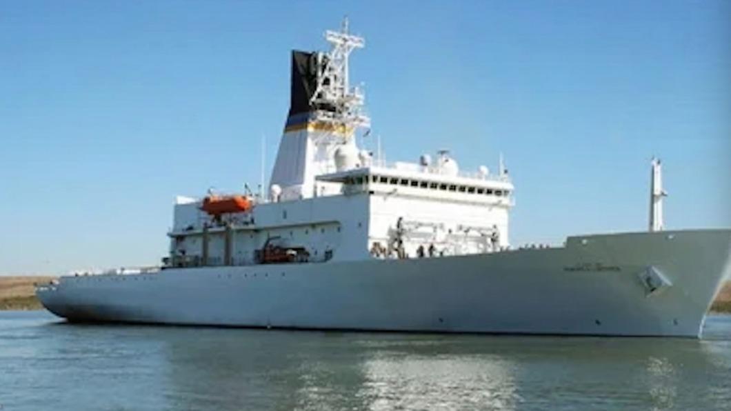 有美軍最強「導彈測量船」之稱的「霍華德・洛倫岑」號，已到達沖繩附近海域。（圖／翻攝自推特）