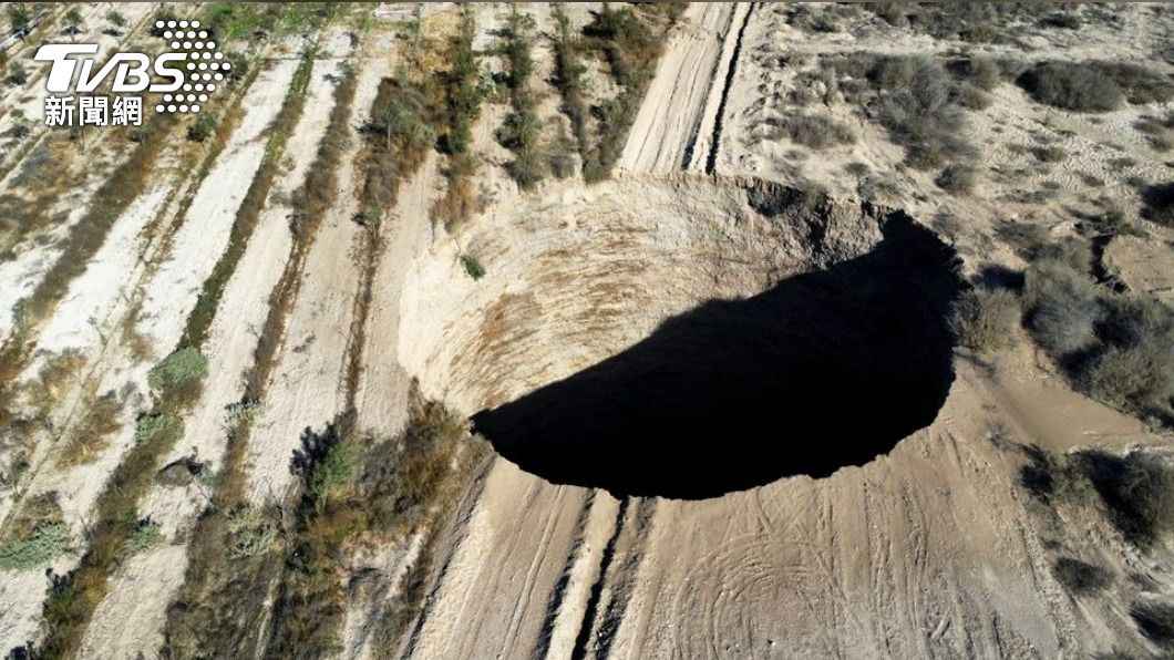 位在智利北部的巨大坑洞，直徑從25公尺成長至50公尺，讓當地政府不敢大意。（圖/達志影像路透社）
