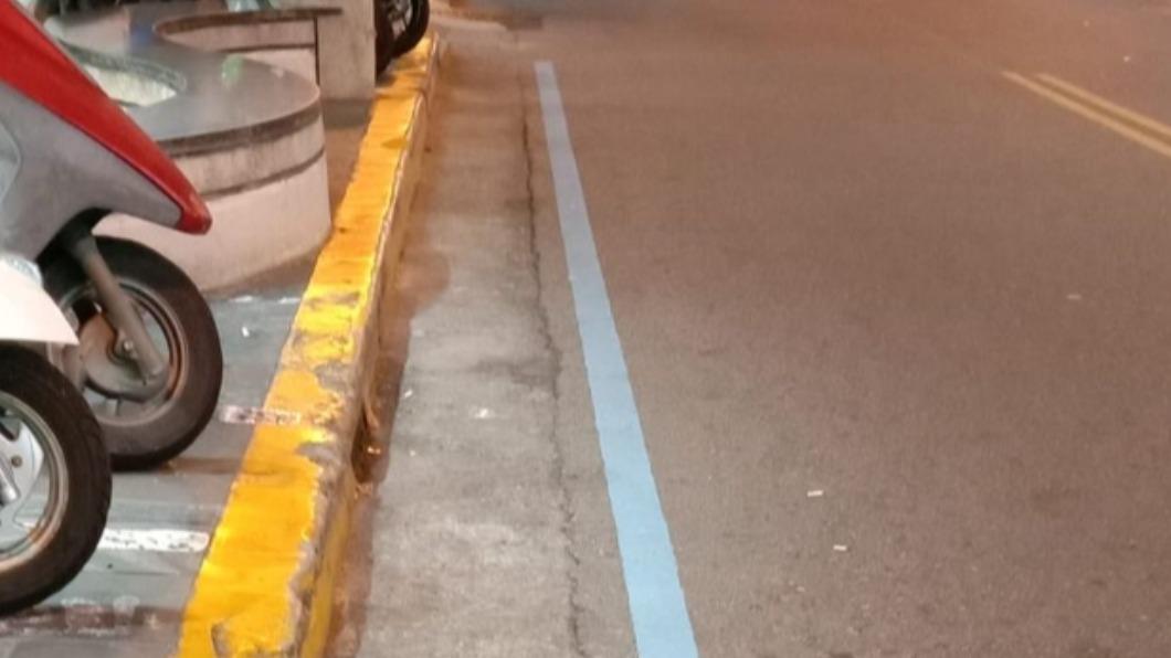 路上看到藍色的標線到底能不能臨時停車。（圖／翻攝自路上觀察學院臉書）