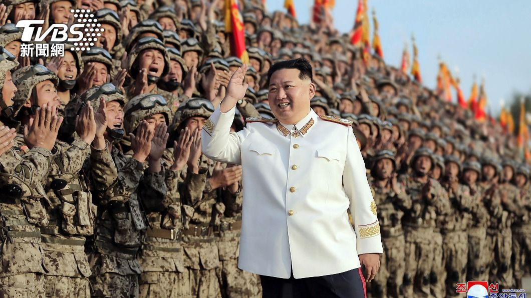 金正恩親自校閱北韓人民軍部隊。（圖/達志影像美聯社）