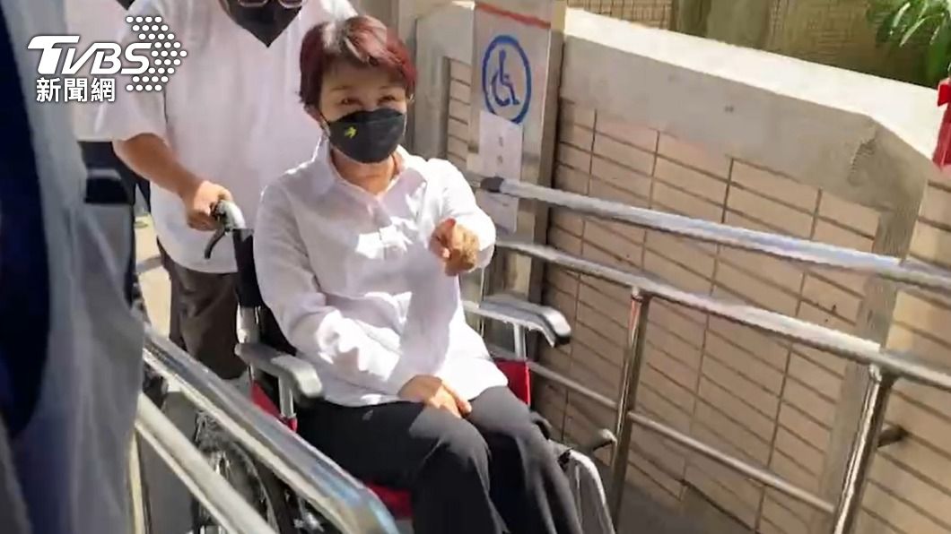 盧秀燕坐著輪椅現身。（圖／TVBS）