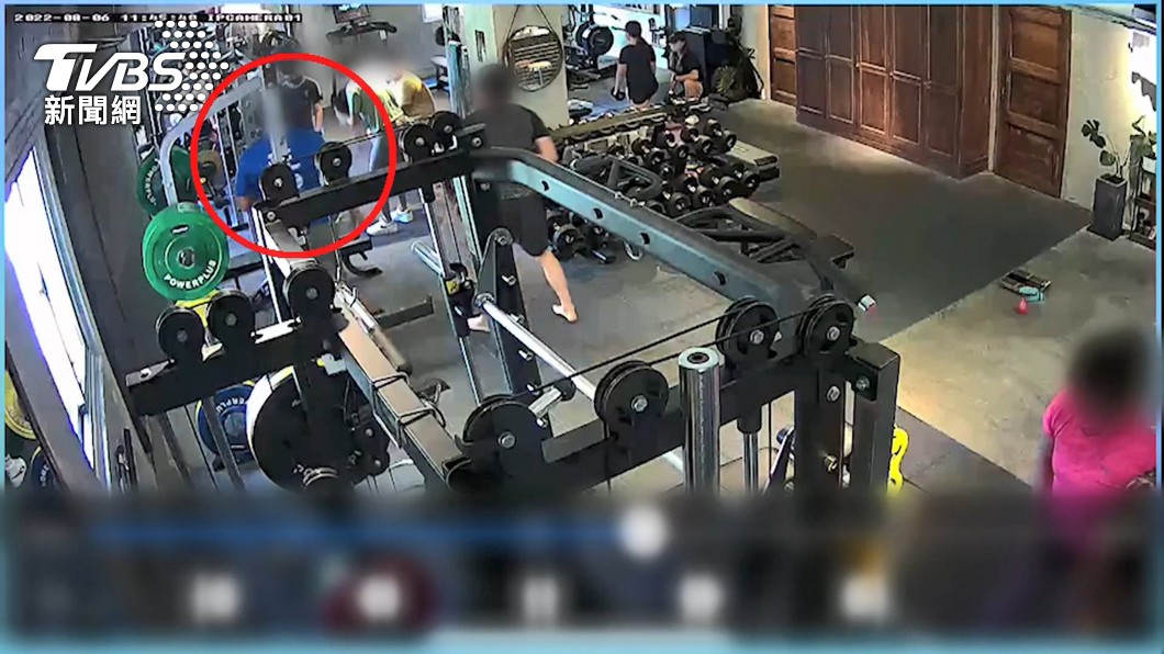 Fw: [新聞] 嚇！女遇男教練「狂拍臀部」30秒 健身房：禁教課