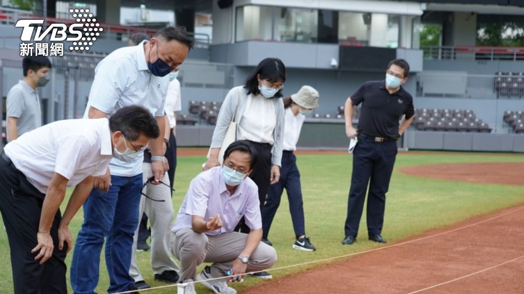 新竹棒球場一路趕工拚開幕，驗收都沒完成就啓用。（圖／中央社）