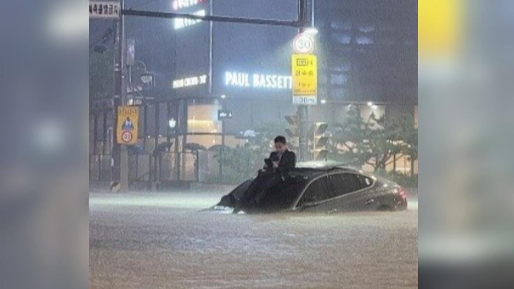 韓國首爾淹水，韓國大叔受困車頂。（圖／翻攝自推特＠bbixgS2）