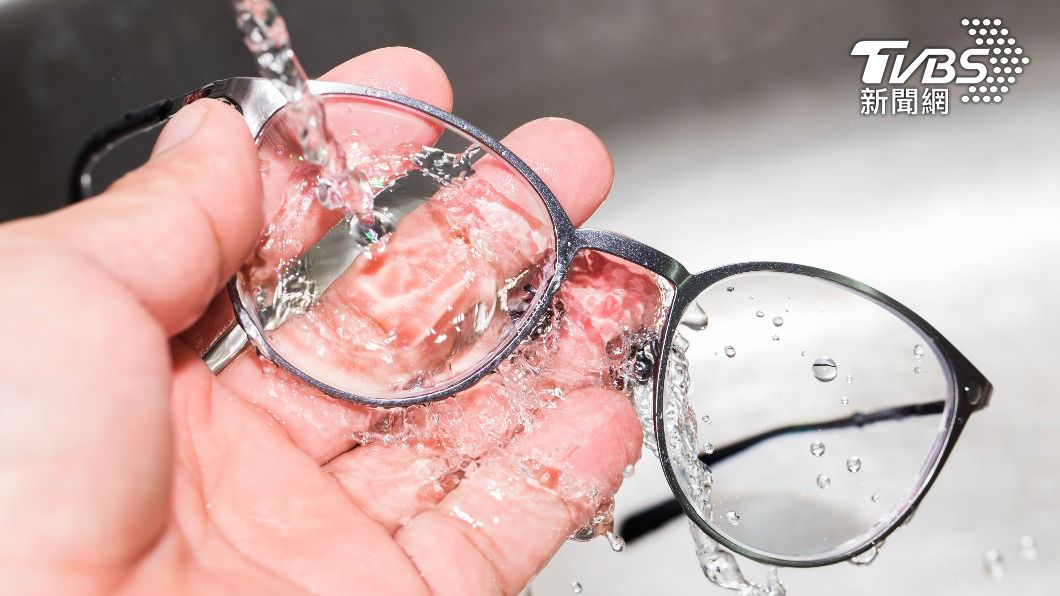 有網友用洗碗精天天洗眼鏡，卻造成眼鏡脫膜。（示意圖／shutterstock達志影像）