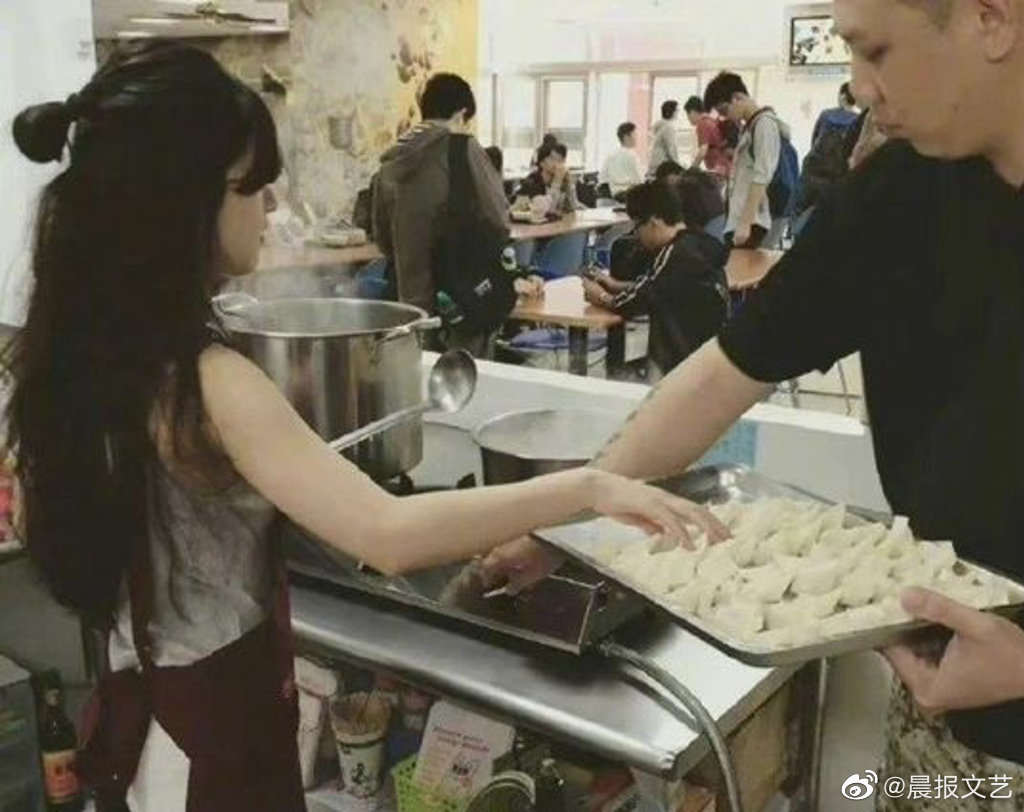 疑似趙露思的女子曾在學生餐廳打工賣餛飩。（圖／翻攝自微博）