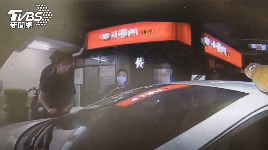 2男開車呼麻，引起巡邏警注意。（圖／TVBS）