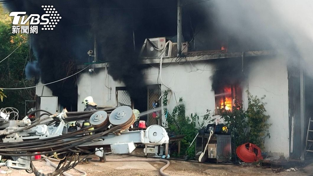 金門民間彈藥工程公司發生大火。（圖／TVBS）