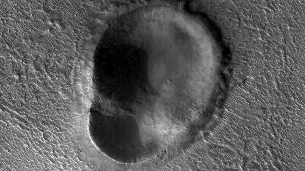 美國太空總署（NASA），近日在火星的克律塞平原（Chryse Planitia），發現「人耳形狀」隕石坑。（圖／翻攝自鏡報）