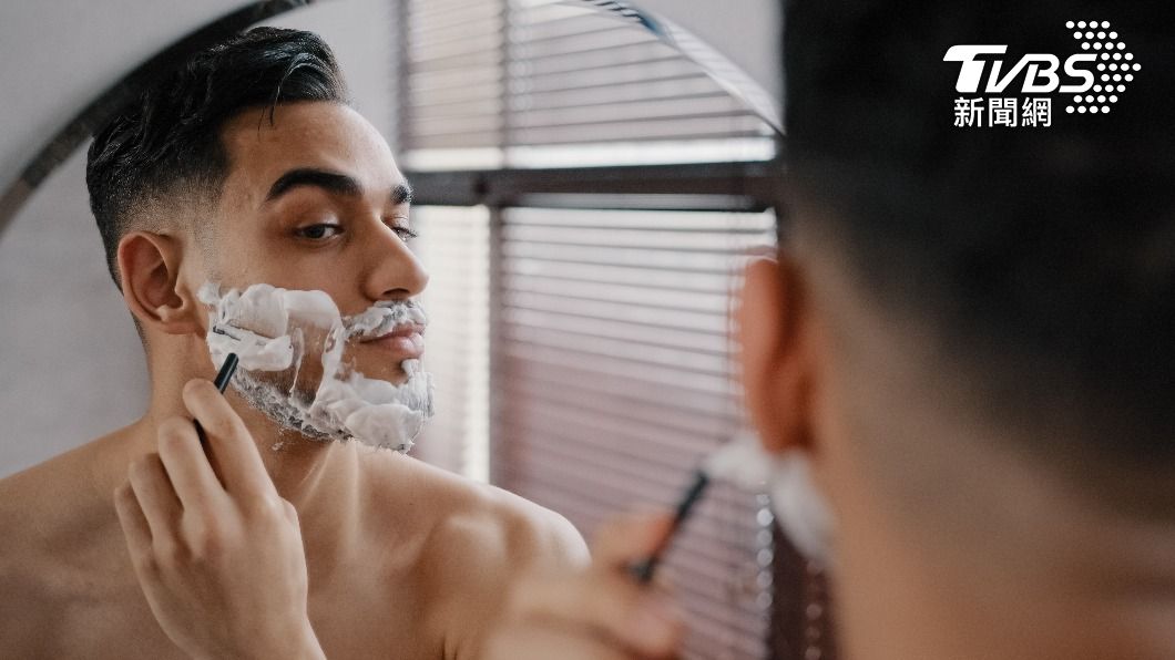 定期刮鬍子是男性整理儀容時的例行公事。（示意圖／shutterstock達志影像）