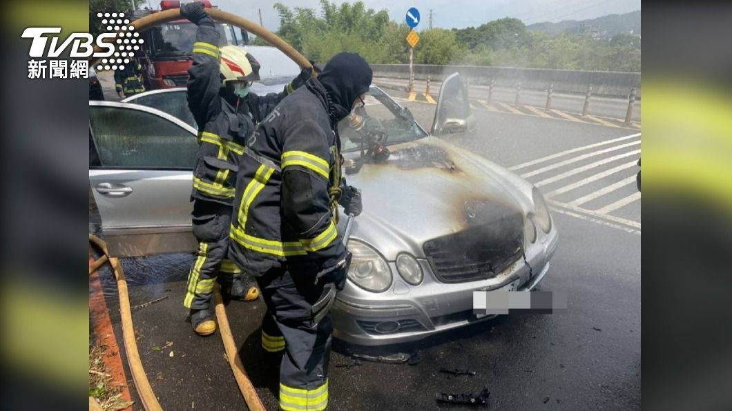賓士車國道上突然起火燃燒，警消到場搶救。（圖／TVBS）
