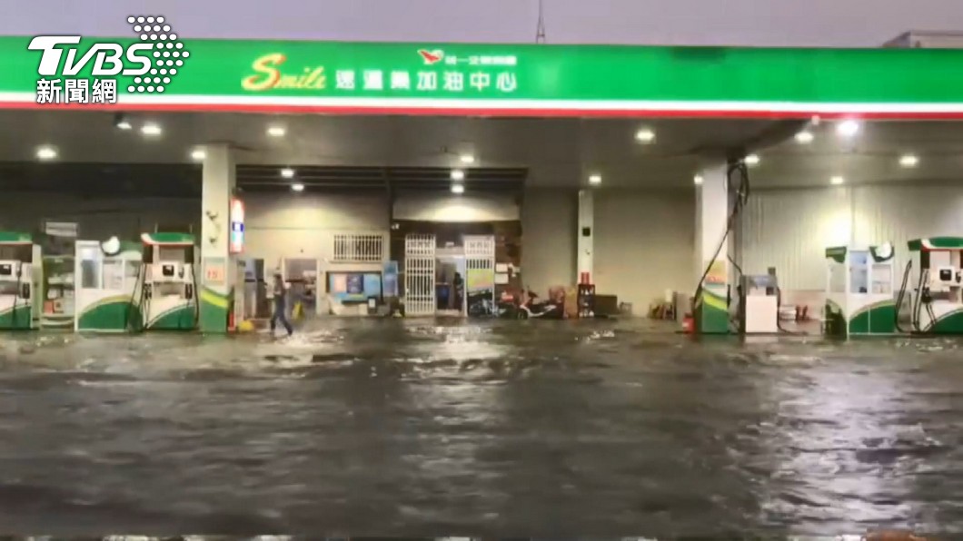 雨下得太猛！ 台南加油站泡水中　高雄水淹民宅