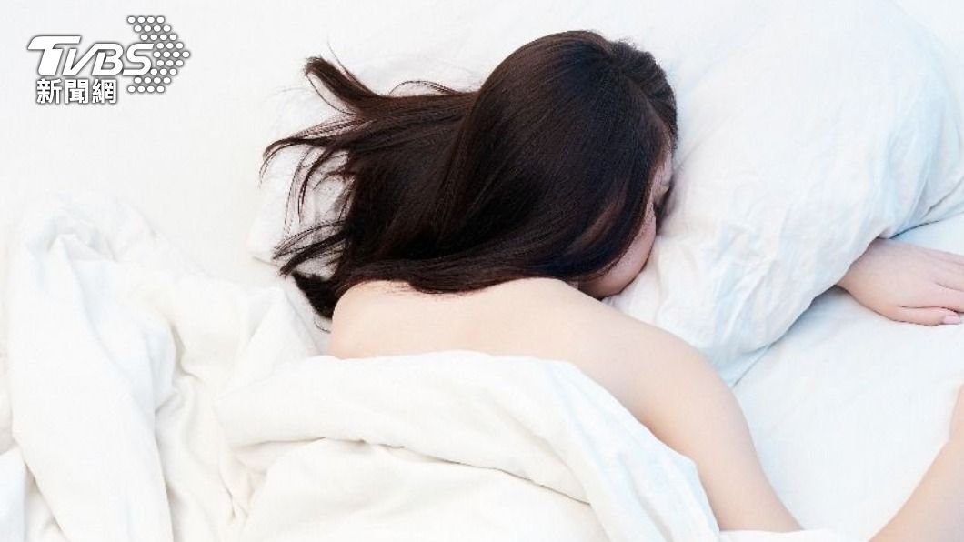 專家分享3種睡姿，能幫助快速入睡。（示意圖／shutterstock達志影像）
