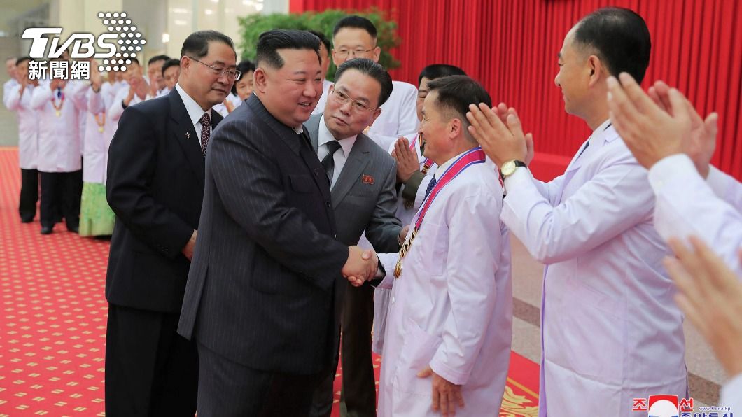 北韓最高領袖金正恩(左)親自接見醫療人員。（圖/達志影像美聯社）