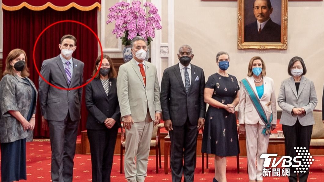 「神祕男」藏在裴洛西會面總統蔡英文的團隊中。（圖／TVBS資料畫面）
