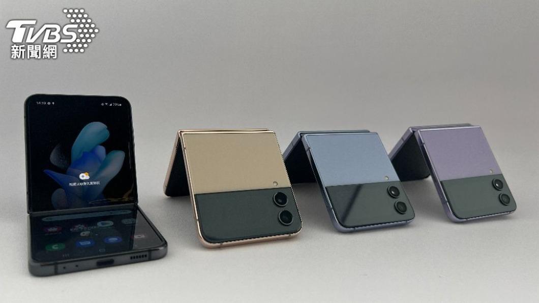 三星電子最新款摺疊手機Galaxy Z Fold4、Z Flip4開賣。（圖／TVBS）