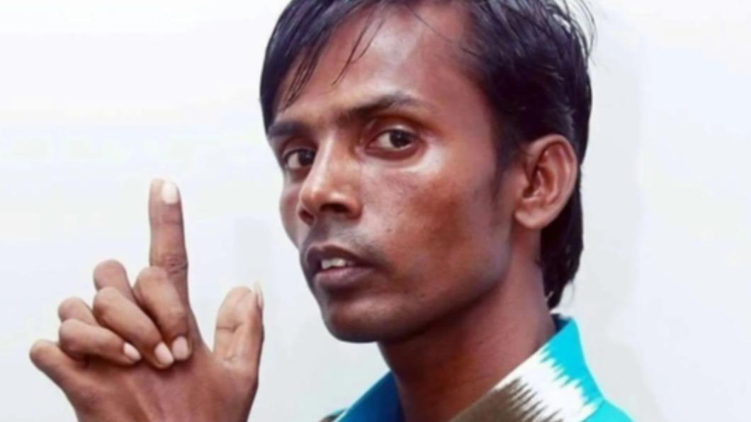 孟加拉男子英雄阿洛姆（Hero Alom），因歌聲五音不全爆紅。（圖／翻攝自紐約郵報）