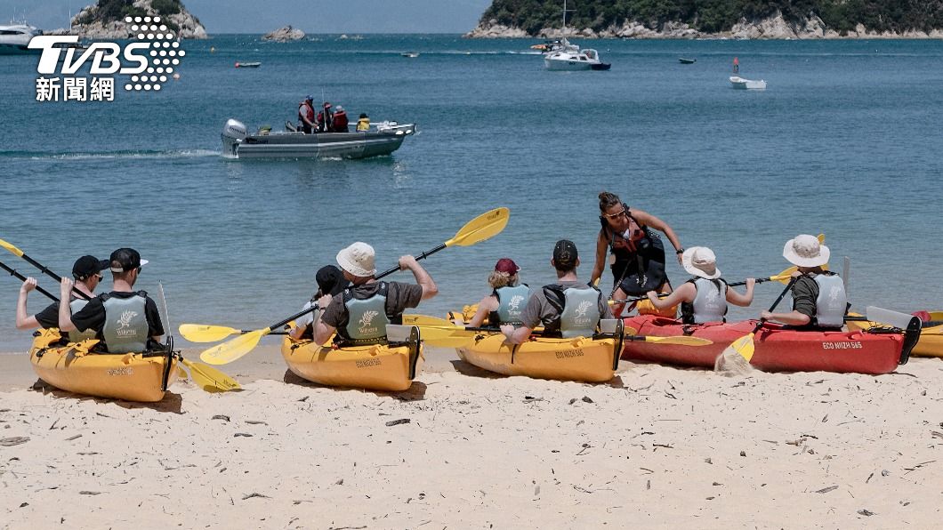 游客在纽西兰海岸学习操作独木舟。 （图/达志影像美联社） 公开厌恶背包客和穷游纽西兰部长：更盼「高端」游客来访