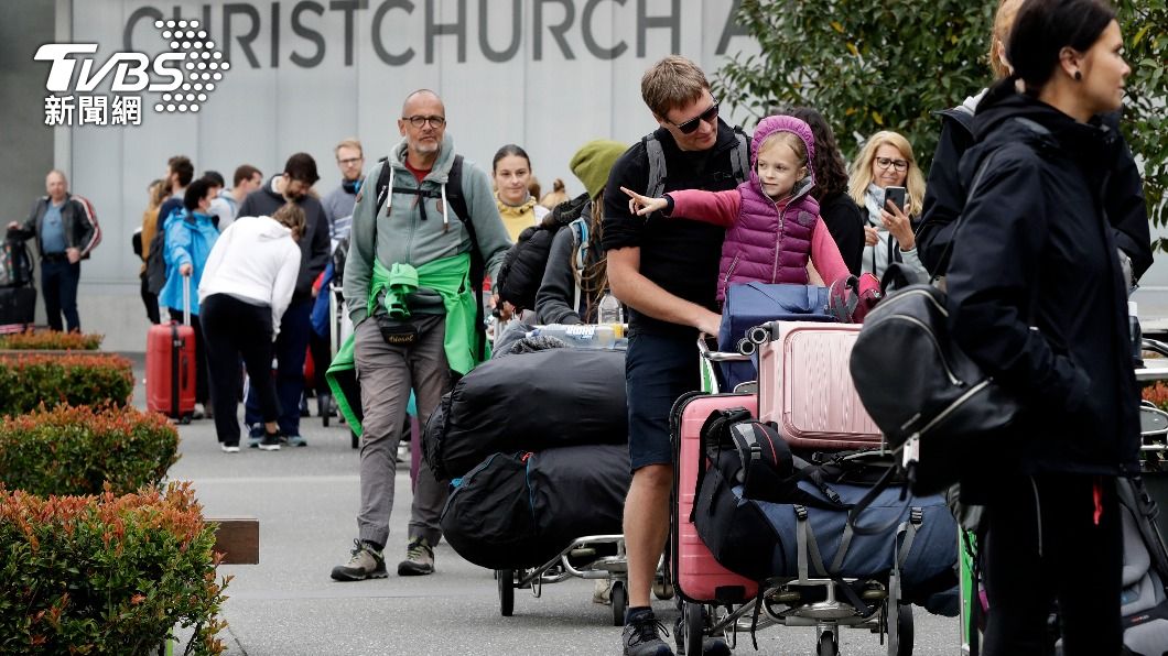 大批外国游客在纽西兰基督城机场排队等待。 （图/达志影像美联社） 公开厌恶背包客和穷游纽西兰部长：更盼「高端」游客来访