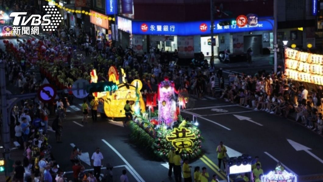 雞籠中元祭昨晚舉辦放水燈花車踩街遊行。（圖／中央社）