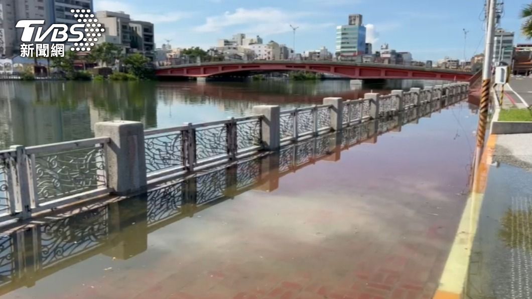 台南運河大晴天淹水。（圖／TVBS）